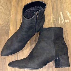 Pointy toe velvet booty